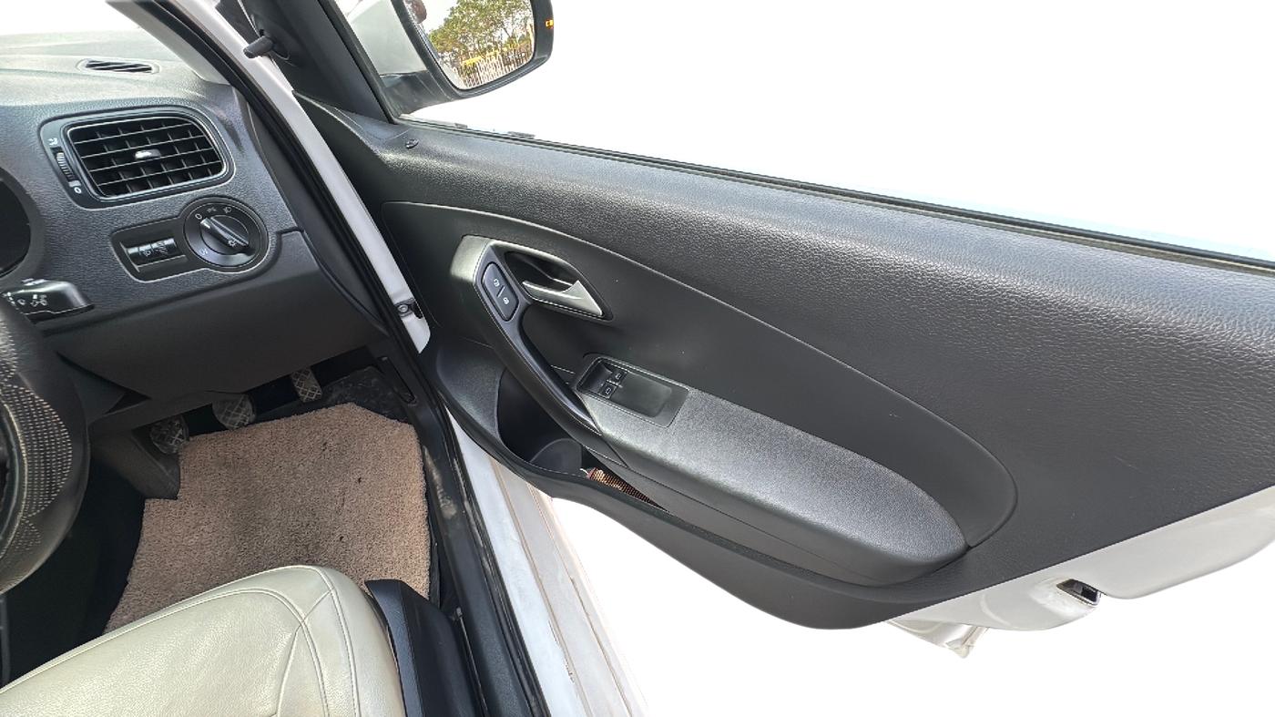 2017 Volkswagen Ameo TRENDLINE 1.5L, Diesel, Manual, 56,000 km, Driver Side Door Panel Controls