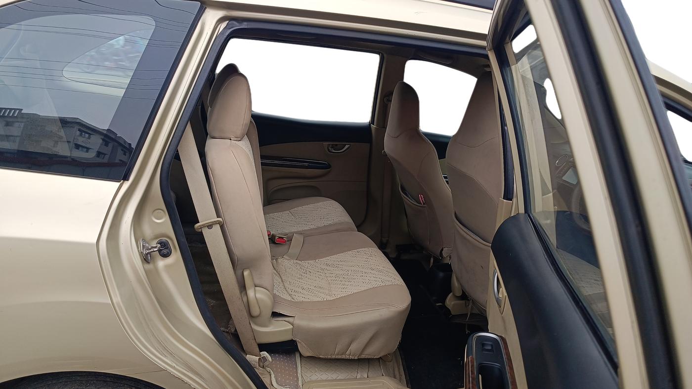 2014 Honda Mobilio 1.5L I-DTEC RS, Diesel, Manual, 1,18,700 km, Right Side Rear Door Cabin