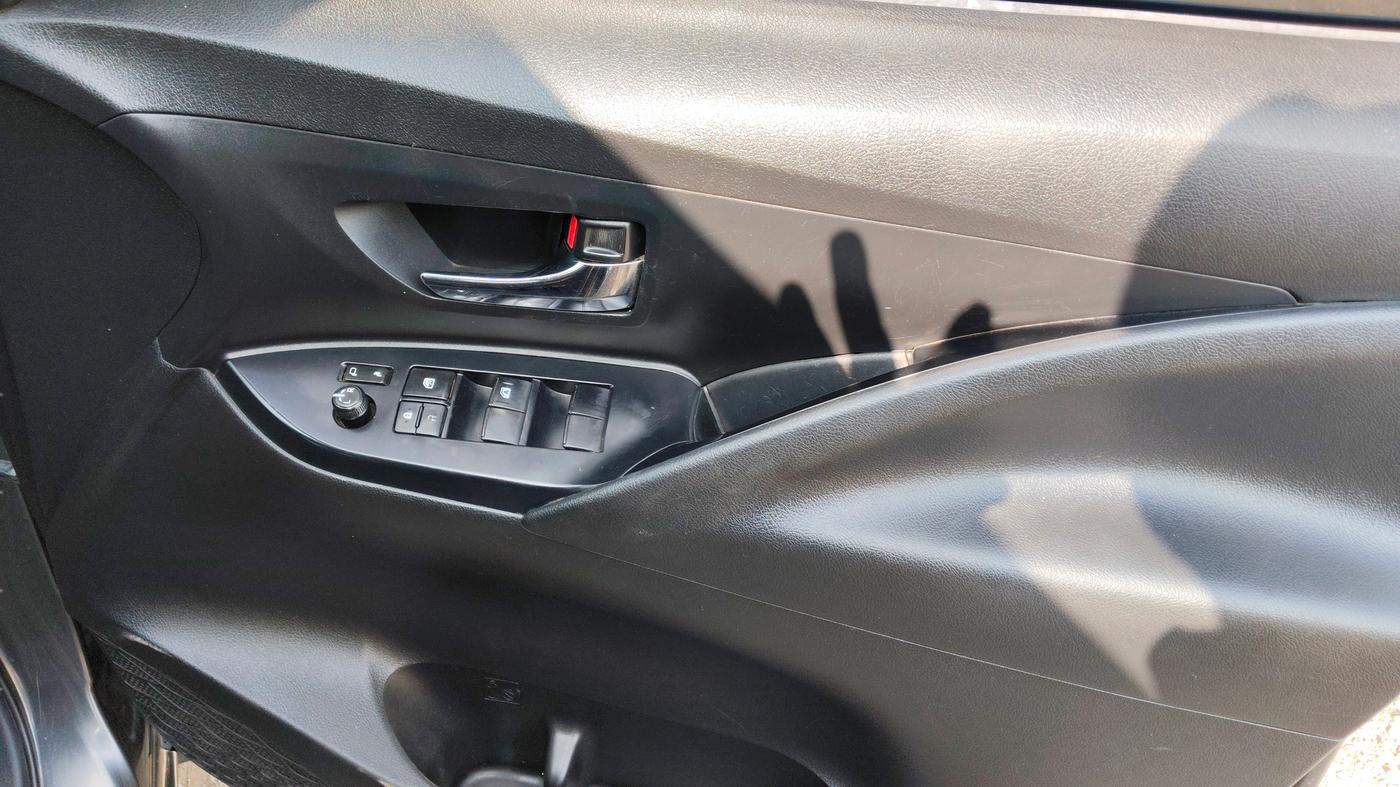 2021 Toyota Innova Crysta 2.4 G 7 STR, Diesel, Manual, 1,41,500 km, Driver Side Door Panel Controls