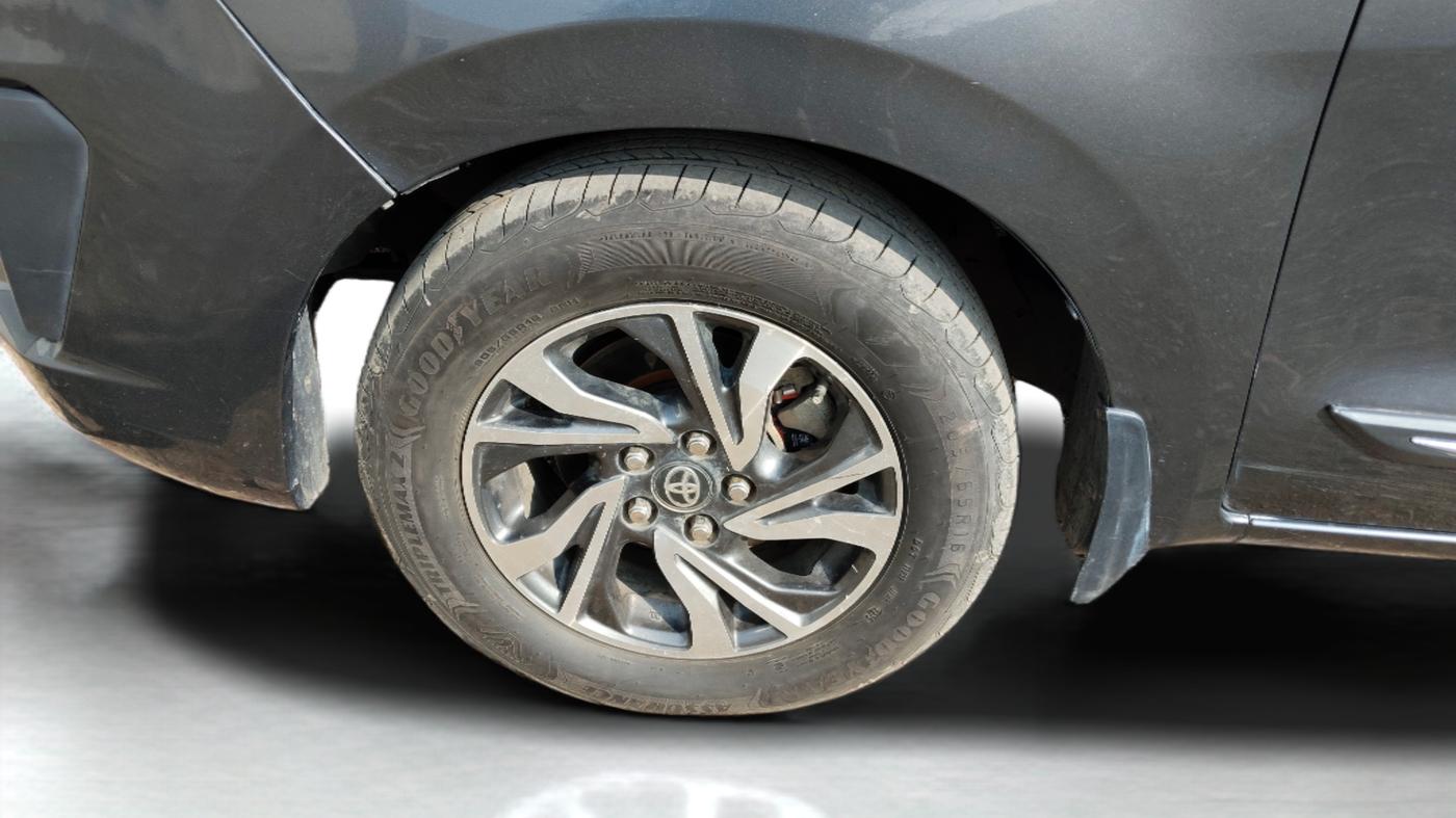 2021 Toyota Innova Crysta 2.4 G 7 STR, Diesel, Manual, 1,41,500 km, Left Rear Wheel