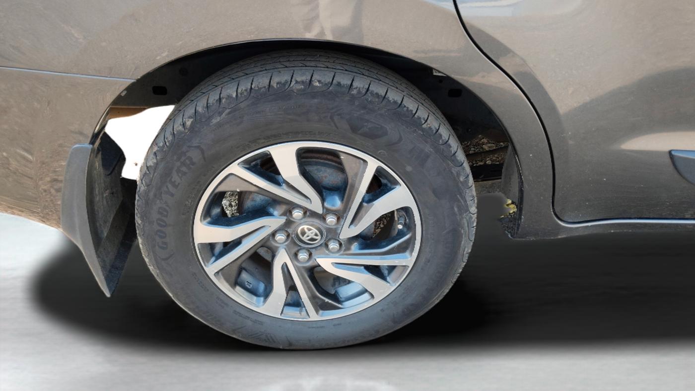 2021 Toyota Innova Crysta 2.4 G 7 STR, Diesel, Manual, 1,41,500 km, Right Rear Wheel