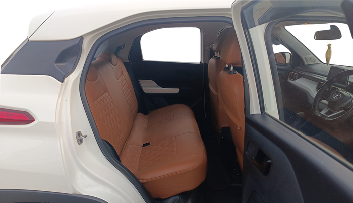 2021 Tata PUNCH ACCOMPLISHED MT, Petrol, Manual, 56,398 km, Right Side Rear Door Cabin