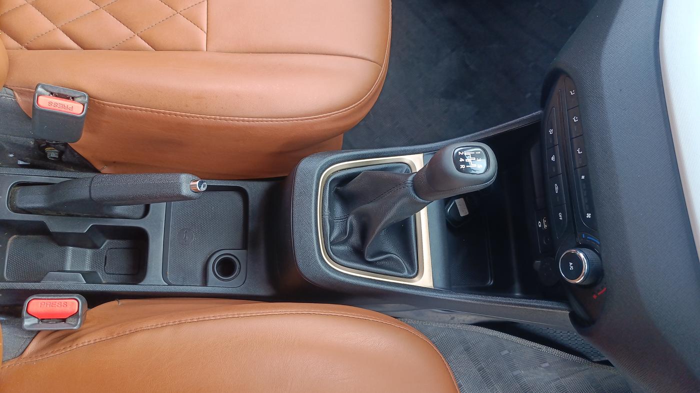 2021 Tata PUNCH ACCOMPLISHED MT, Petrol, Manual, 56,398 km, Gear Lever