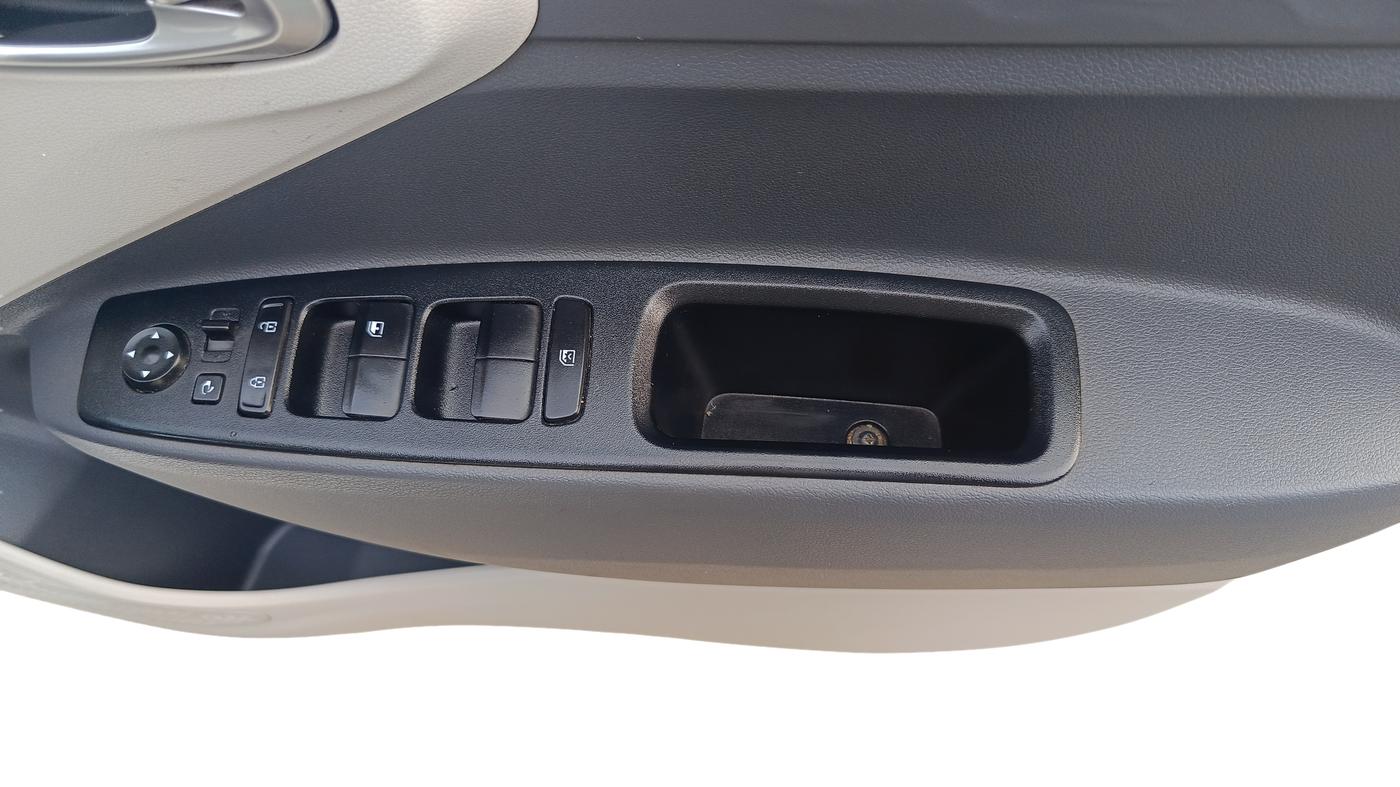 2021 Hyundai AURA SX 1.2, Petrol, Manual, 79,400 km, Driver Side Door Panel Controls
