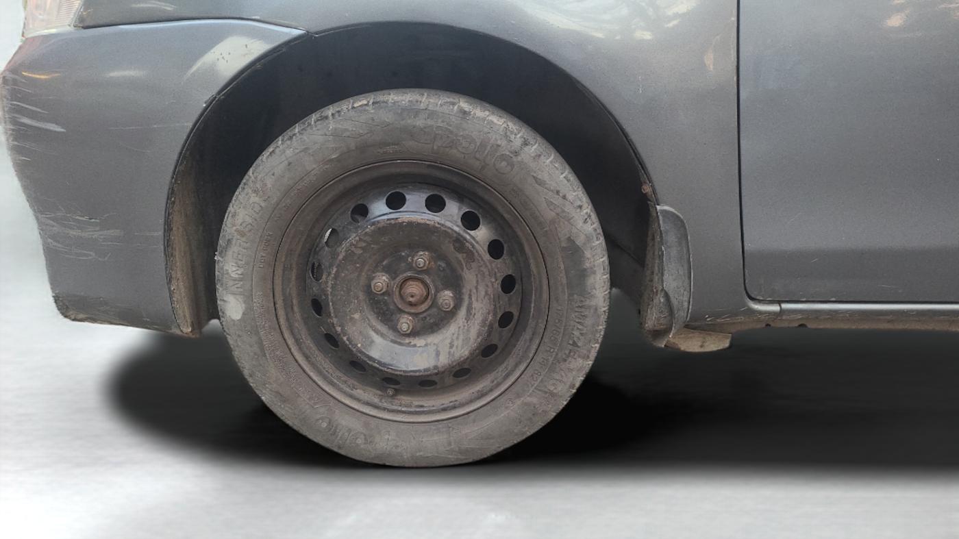 2015 Toyota Etios GD, Diesel, Manual, 1,21,997 km, Left Front Wheel