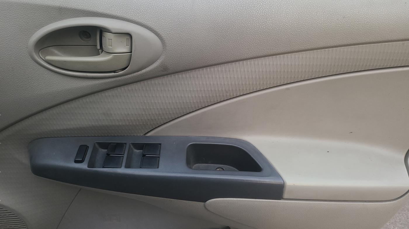 2015 Toyota Etios GD, Diesel, Manual, 1,21,997 km, Driver Side Door Panel Controls