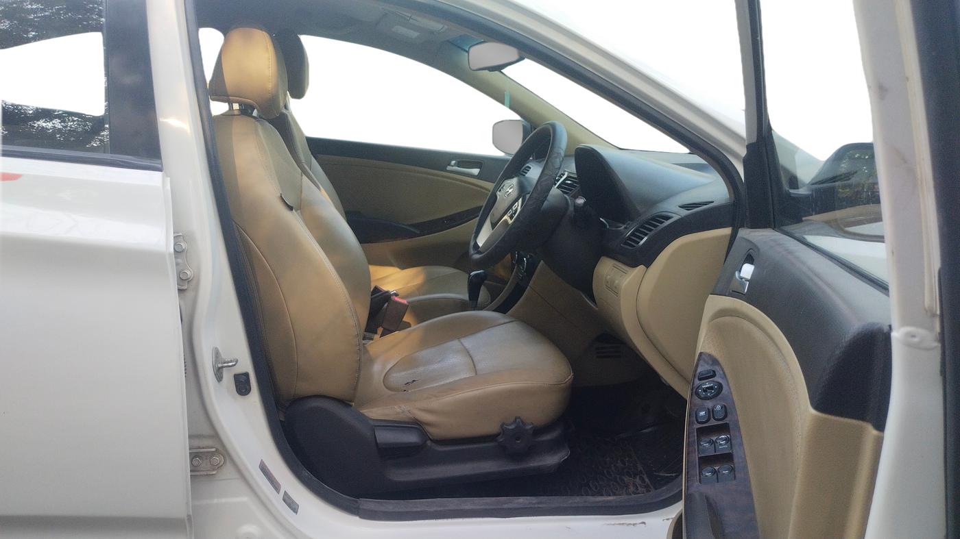 2015 Hyundai Verna FLUIDIC 1.6 CRDI SX OPT AT, Diesel, Automatic, 72,976 km, Right Side Front Door Cabin
