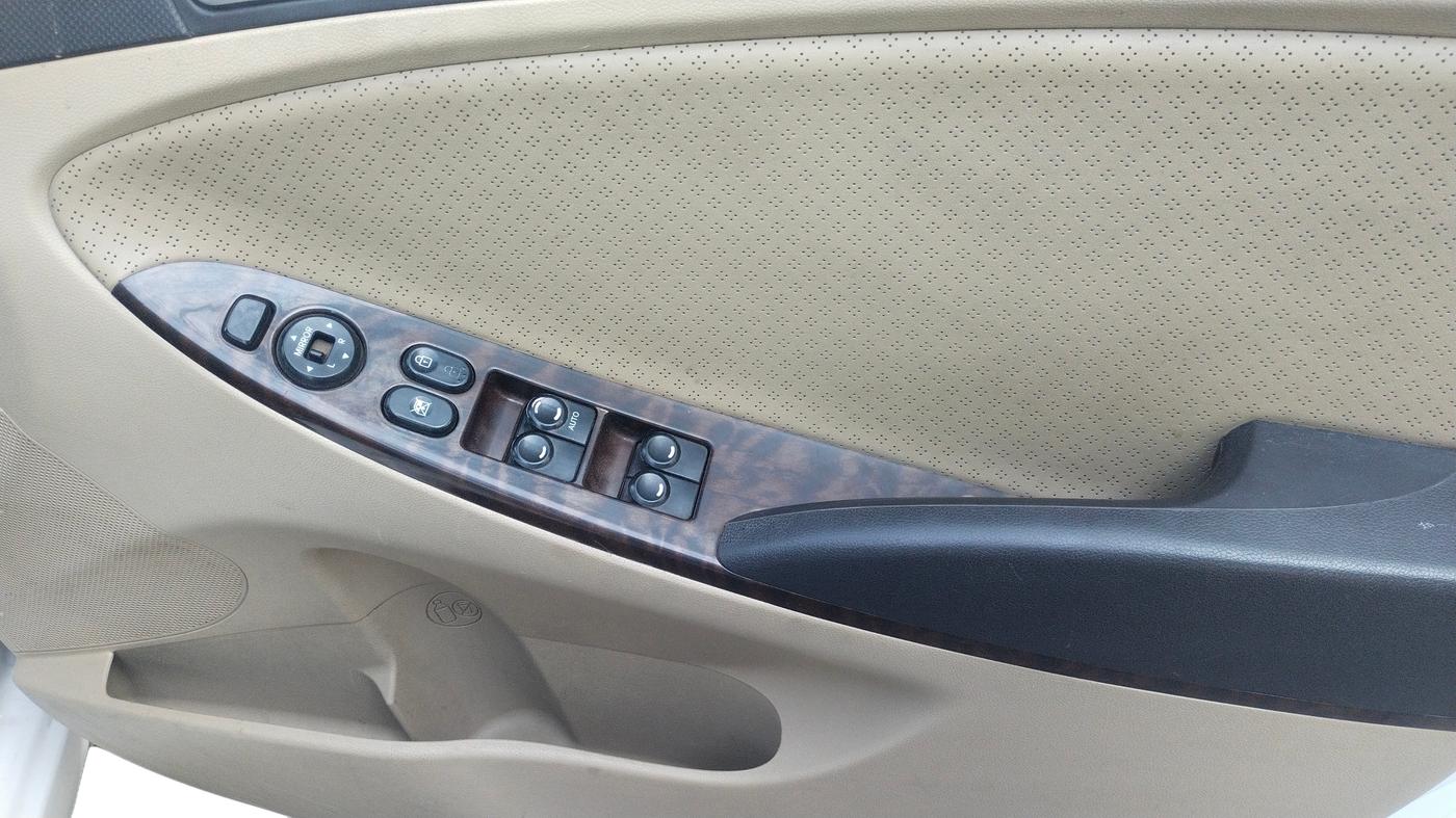2015 Hyundai Verna FLUIDIC 1.6 CRDI SX OPT AT, Diesel, Automatic, 72,976 km, Driver Side Door Panel Controls