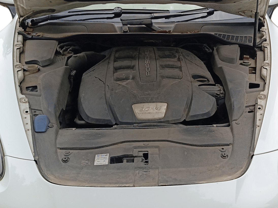 2014 Porsche Cayenne DIESEL PLATINUM EDITION, Diesel, Automatic, 1,29,950 km, Open Bonnet