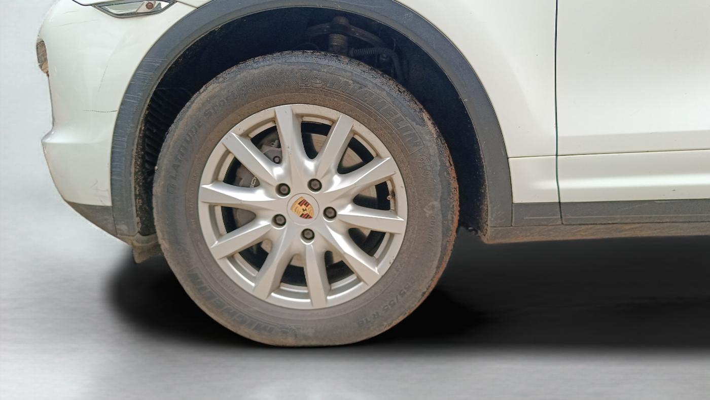 2014 Porsche Cayenne DIESEL PLATINUM EDITION, Diesel, Automatic, 1,29,950 km, Left Front Wheel