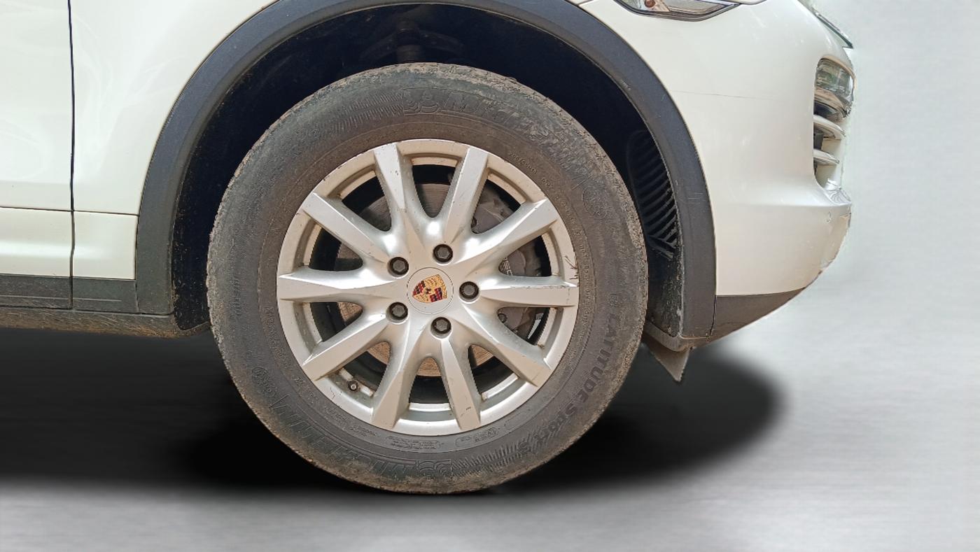 2014 Porsche Cayenne DIESEL PLATINUM EDITION, Diesel, Automatic, 1,29,950 km, Right Front Wheel