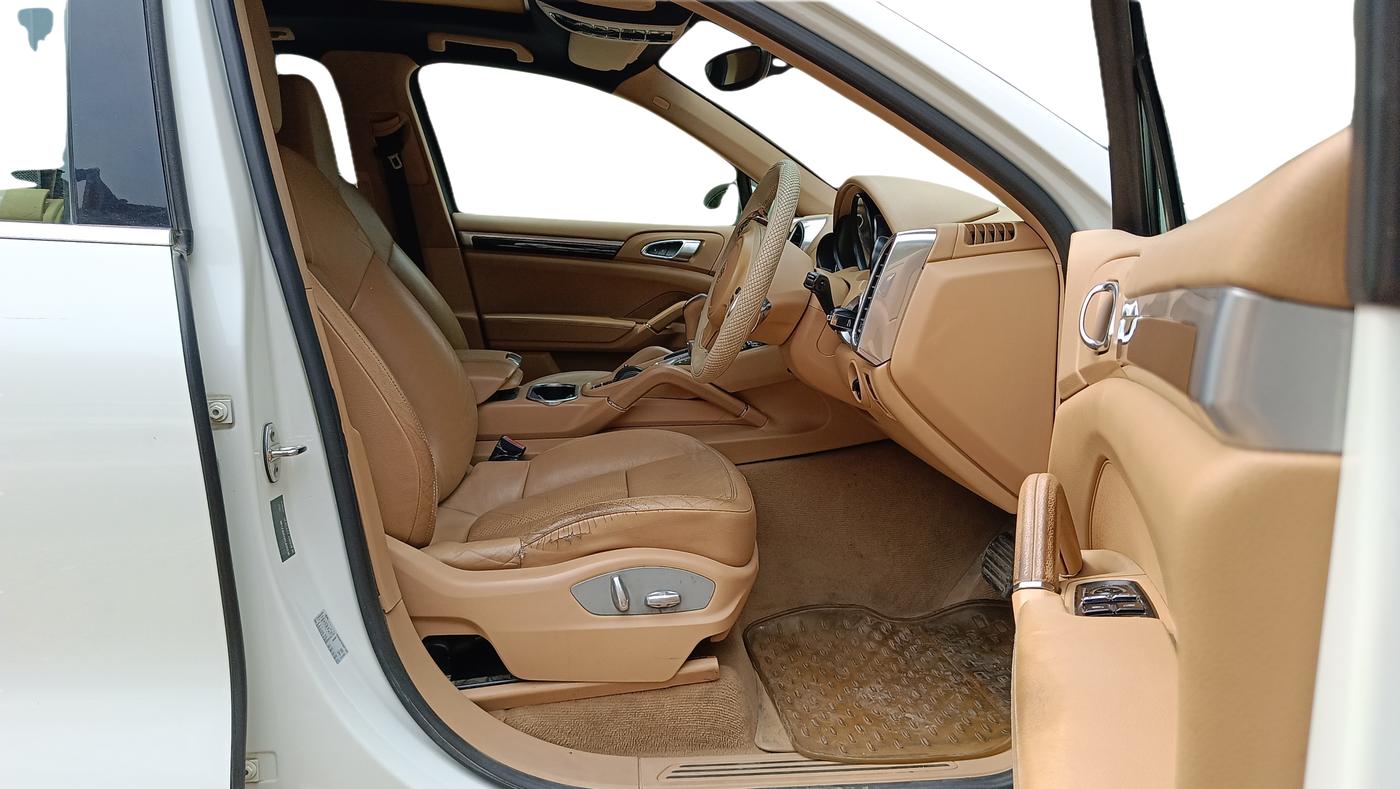 2014 Porsche Cayenne DIESEL PLATINUM EDITION, Diesel, Automatic, 1,29,950 km, Right Side Front Door Cabin
