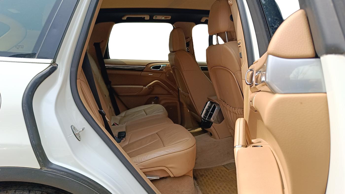 2014 Porsche Cayenne DIESEL PLATINUM EDITION, Diesel, Automatic, 1,29,950 km, Right Side Rear Door Cabin