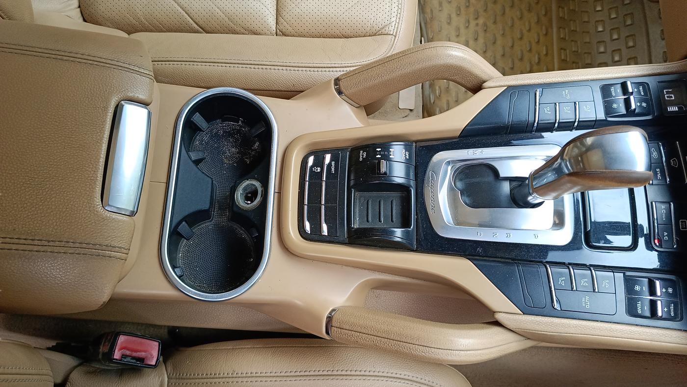 2014 Porsche Cayenne DIESEL PLATINUM EDITION, Diesel, Automatic, 1,29,950 km, Gear Lever