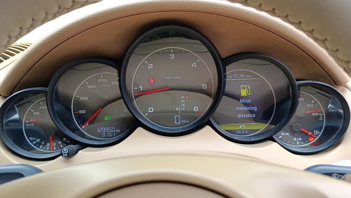 2014 Porsche Cayenne DIESEL PLATINUM EDITION, Diesel, Automatic, 1,29,950 km, Odometer Image