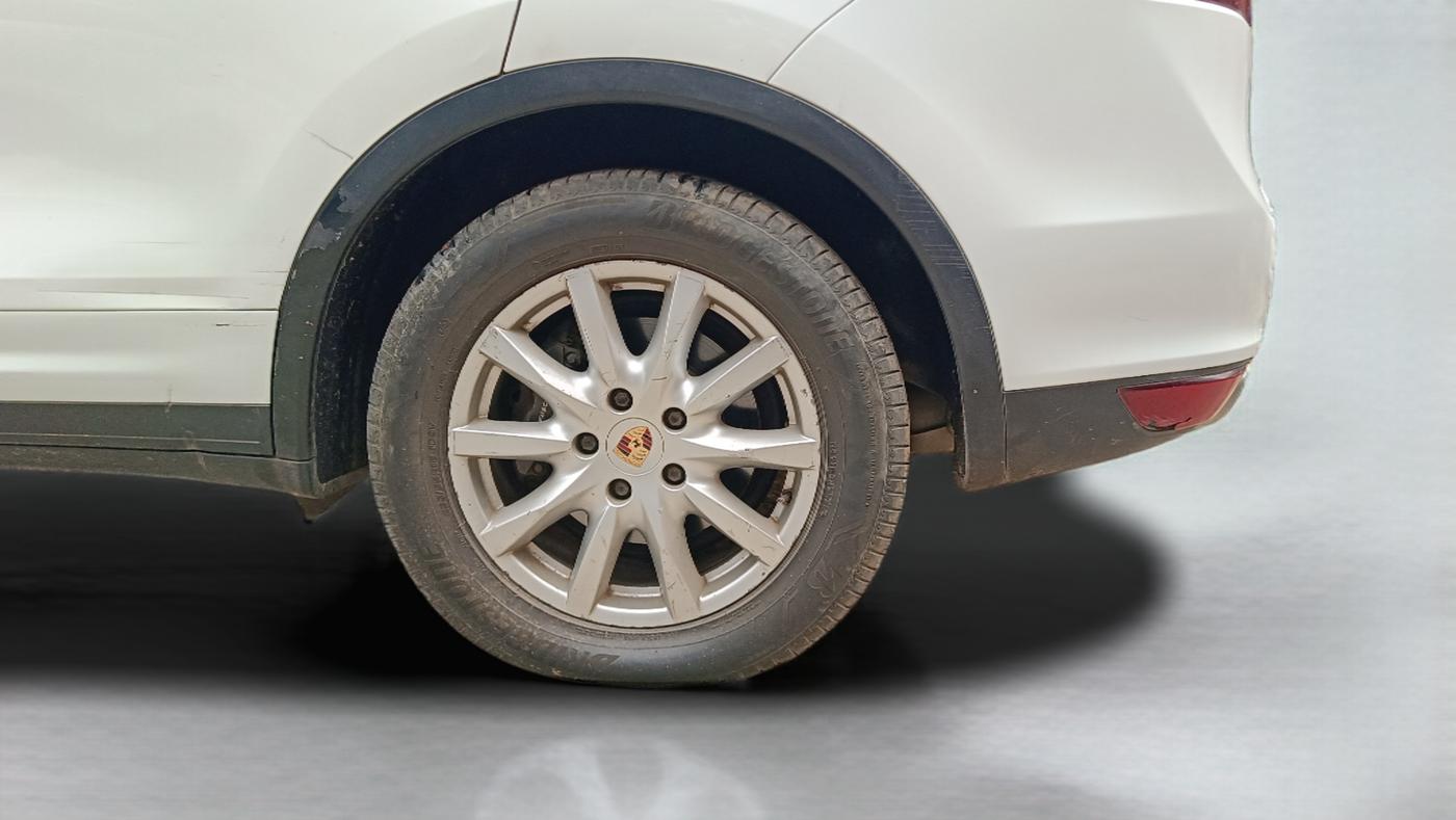 2014 Porsche Cayenne DIESEL PLATINUM EDITION, Diesel, Automatic, 1,29,950 km, Left Rear Wheel