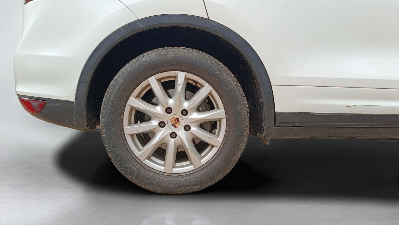 2014 Porsche Cayenne DIESEL PLATINUM EDITION, Diesel, Automatic, 1,29,950 km, Right Rear Wheel