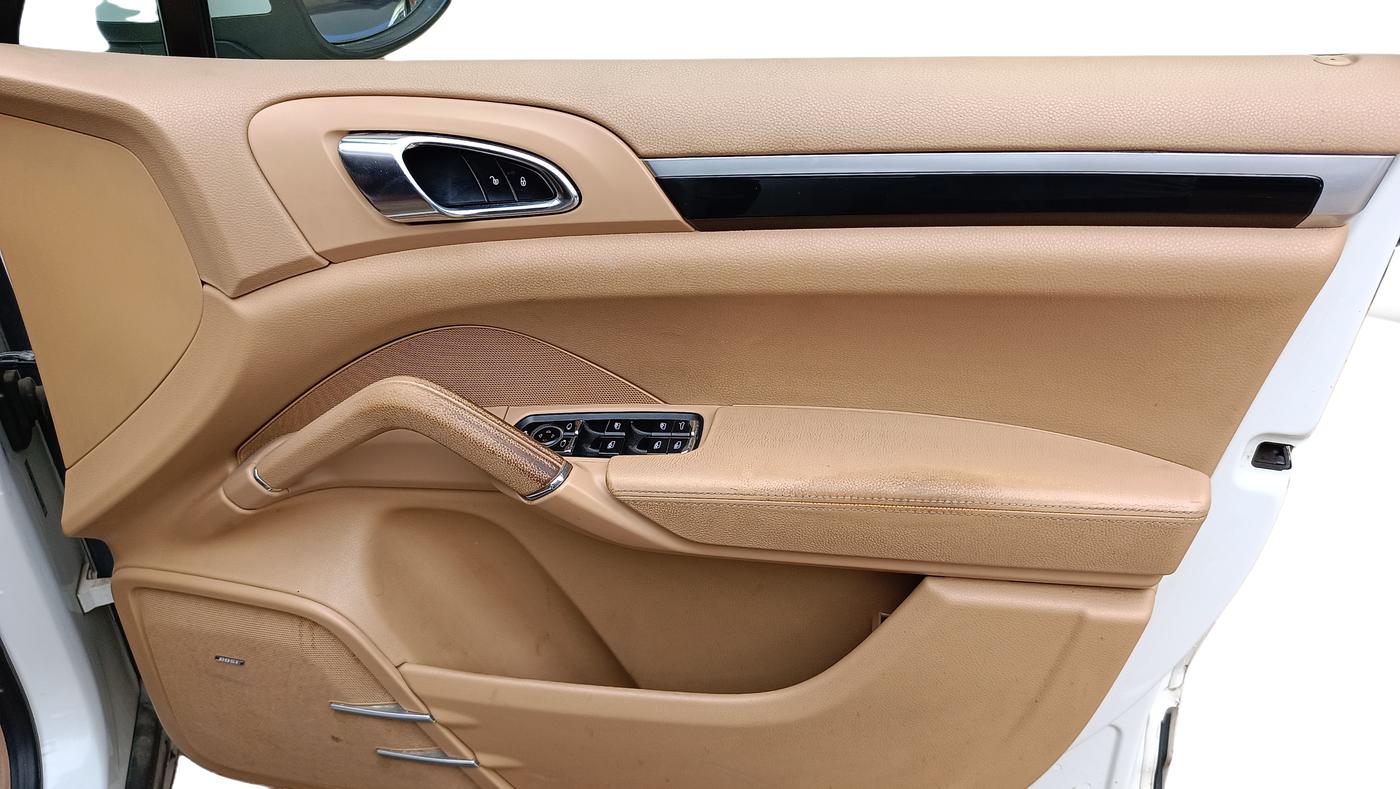 2014 Porsche Cayenne DIESEL PLATINUM EDITION, Diesel, Automatic, 1,29,950 km, Driver Side Door Panel Controls
