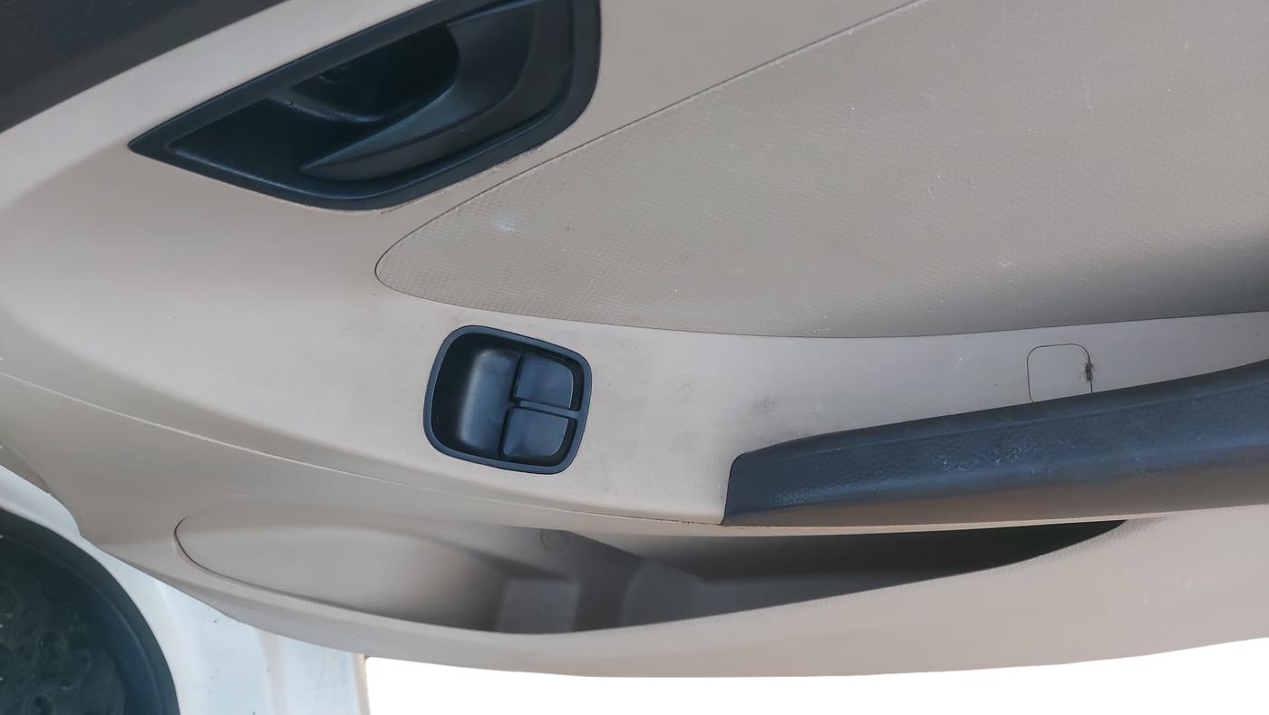 2013 Hyundai Eon MAGNA +, Petrol, Manual, 65,212 km, Driver Side Door Panel Controls