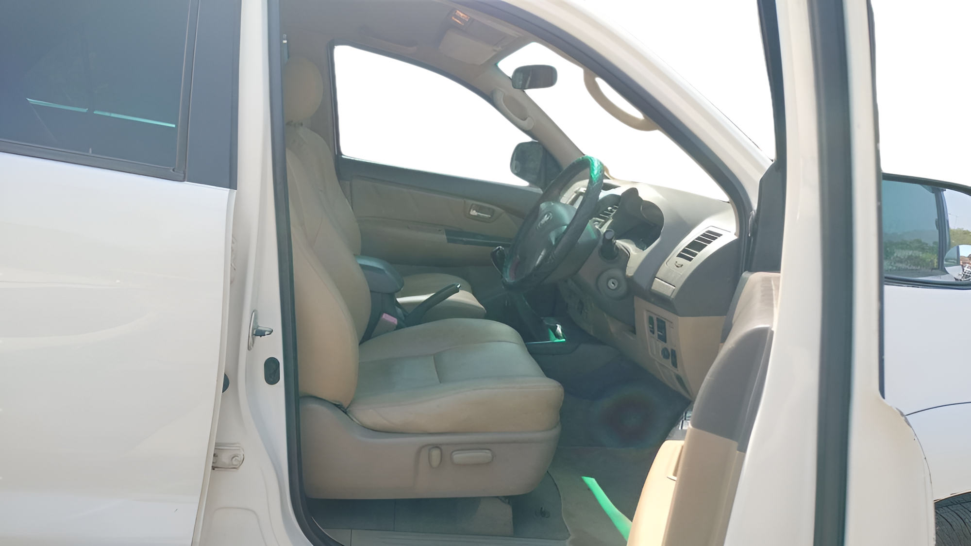 2012 Toyota Fortuner 3.0 4X4 MT, Diesel, Manual, 1,32,574 km, Right Side Front Door Cabin