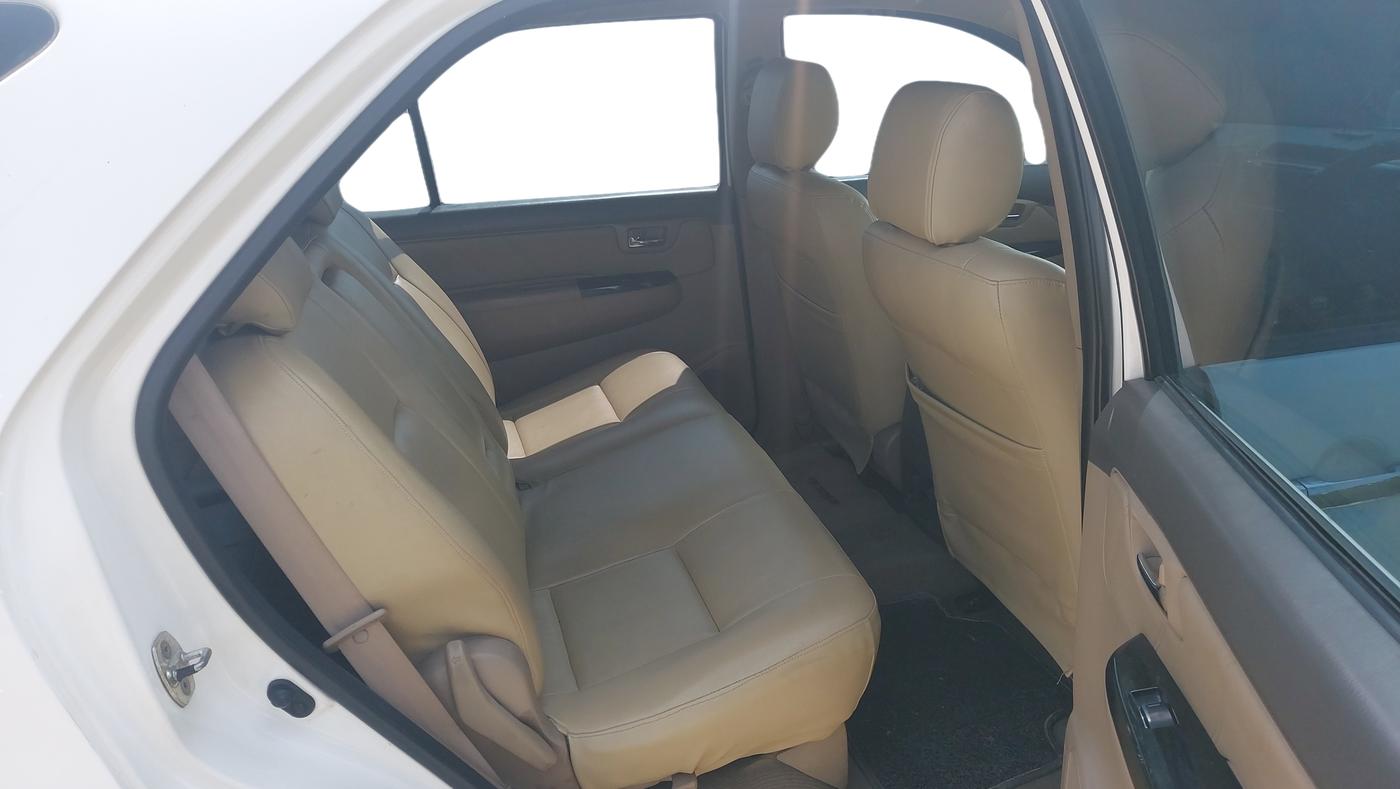 2012 Toyota Fortuner 3.0 4X4 MT, Diesel, Manual, 1,32,574 km, Right Side Rear Door Cabin