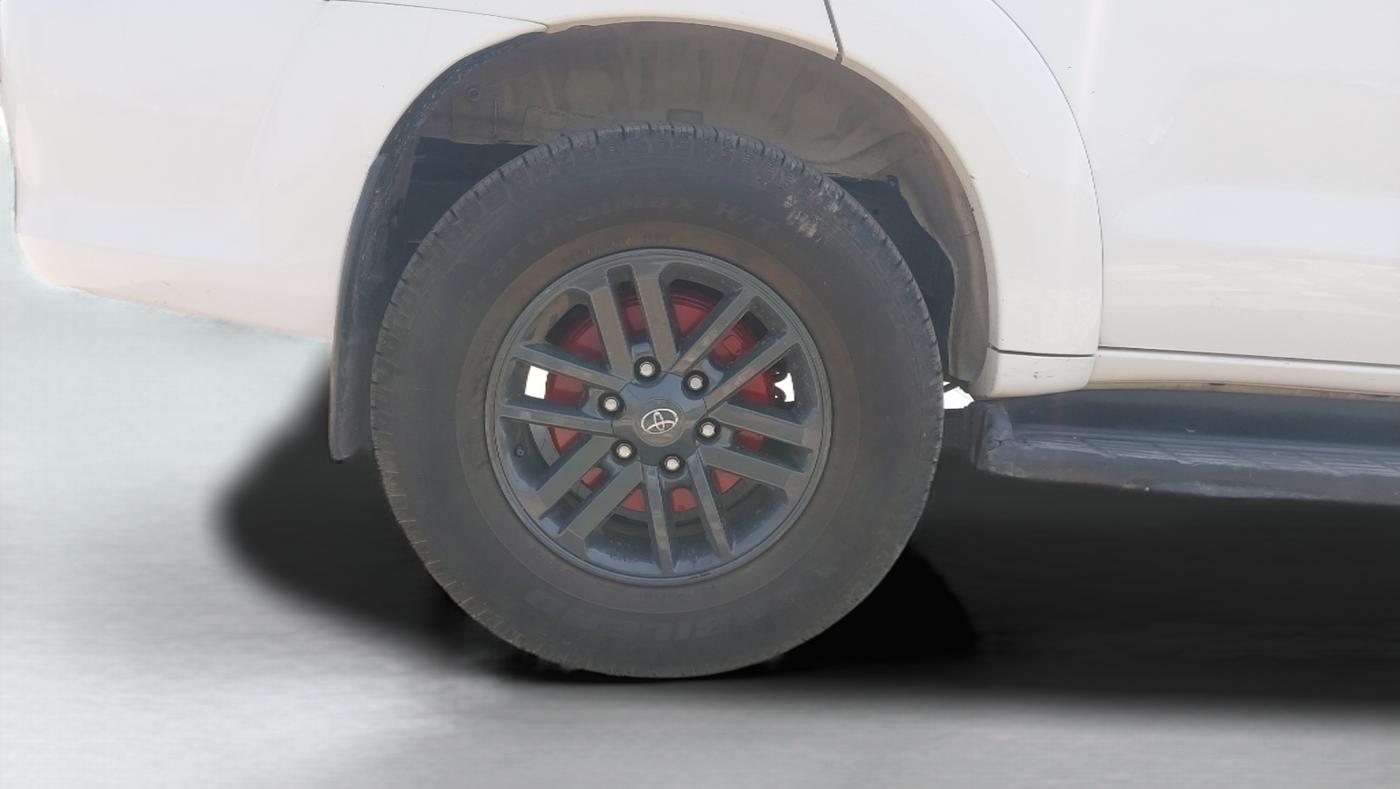 2012 Toyota Fortuner 3.0 4X4 MT, Diesel, Manual, 1,32,574 km, Right Rear Wheel