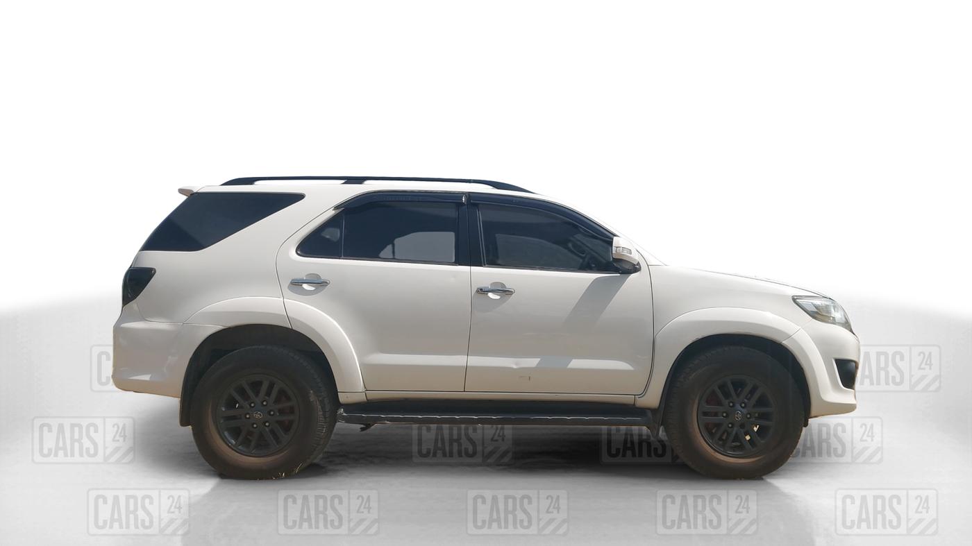 2012 Toyota Fortuner 3.0 4X4 MT, Diesel, Manual, 1,32,574 km, Right Side View