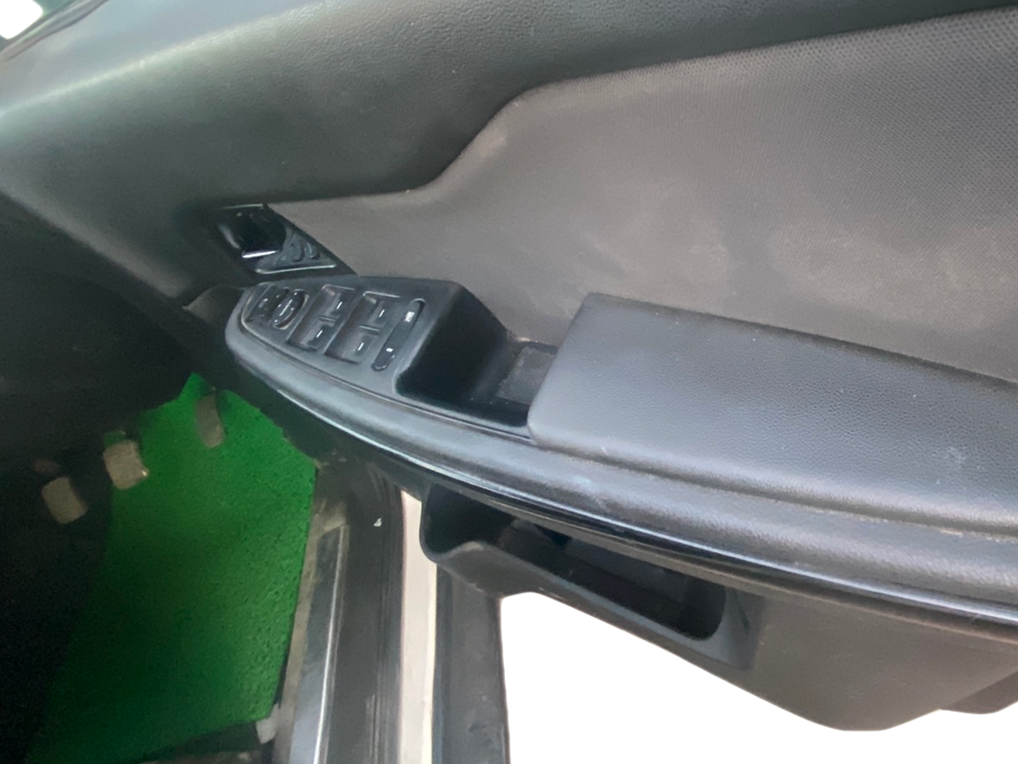 2018 Tata Hexa XE 4X2 7 STR, Diesel, Manual, 72,157 km, Driver Side Door Panel Controls