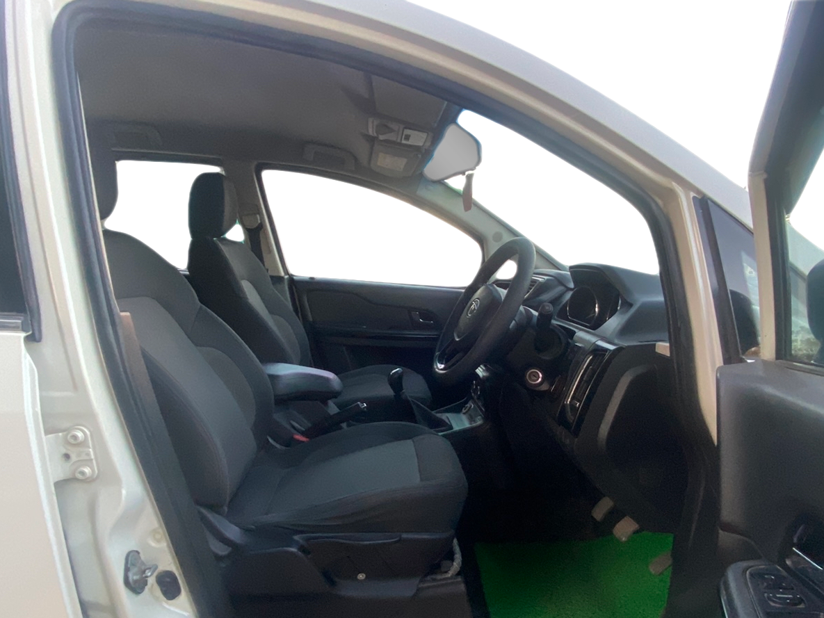 2018 Tata Hexa XE 4X2 7 STR, Diesel, Manual, 72,157 km, Right Side Front Door Cabin
