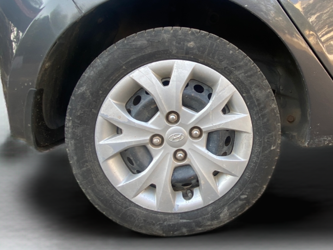2015 Hyundai Grand i10 SPORTZ 1.2 KAPPA VTVT, Petrol, Manual, 54,762 km, Right Rear Wheel