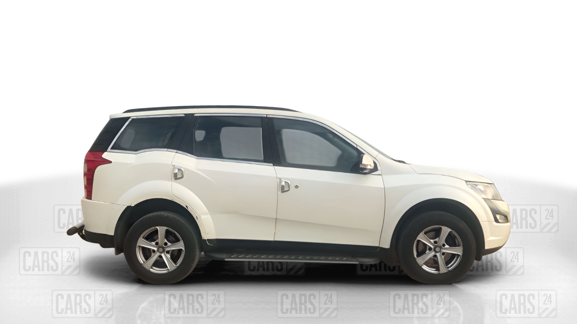 2017 Mahindra XUV500 W6, Diesel, Manual, 1,19,019 km, Right Side View