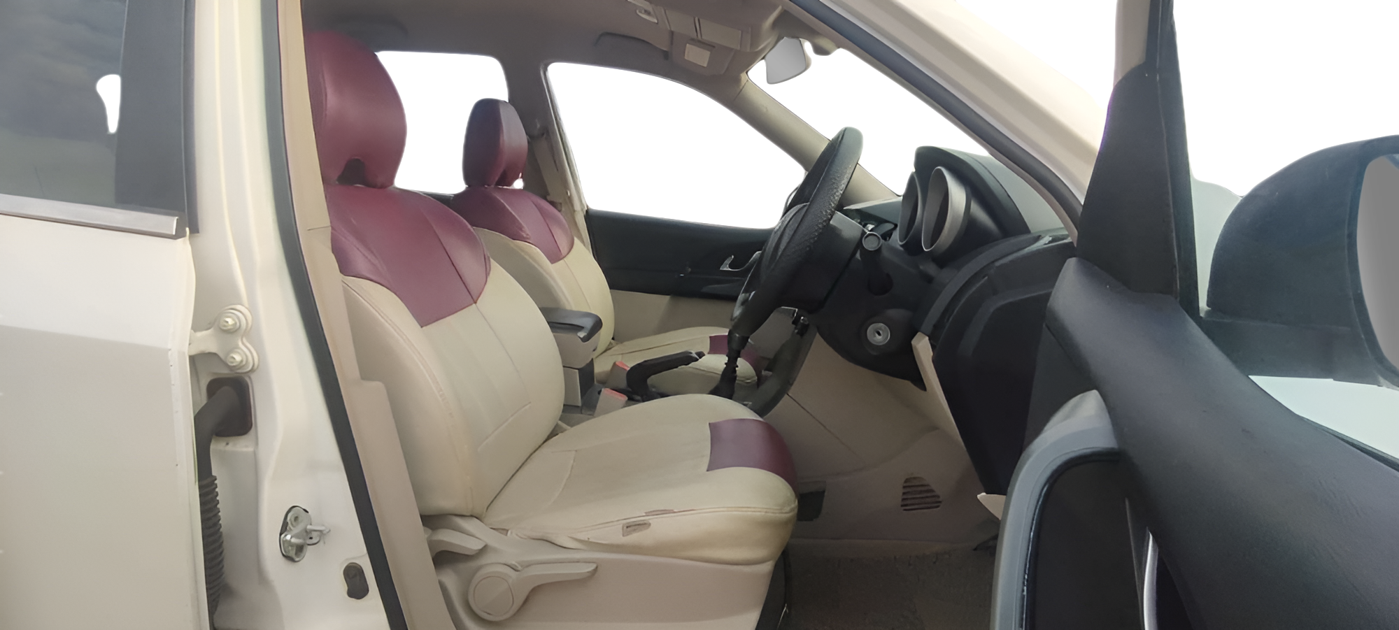 2017 Mahindra XUV500 W6, Diesel, Manual, 1,19,019 km, Right Side Front Door Cabin