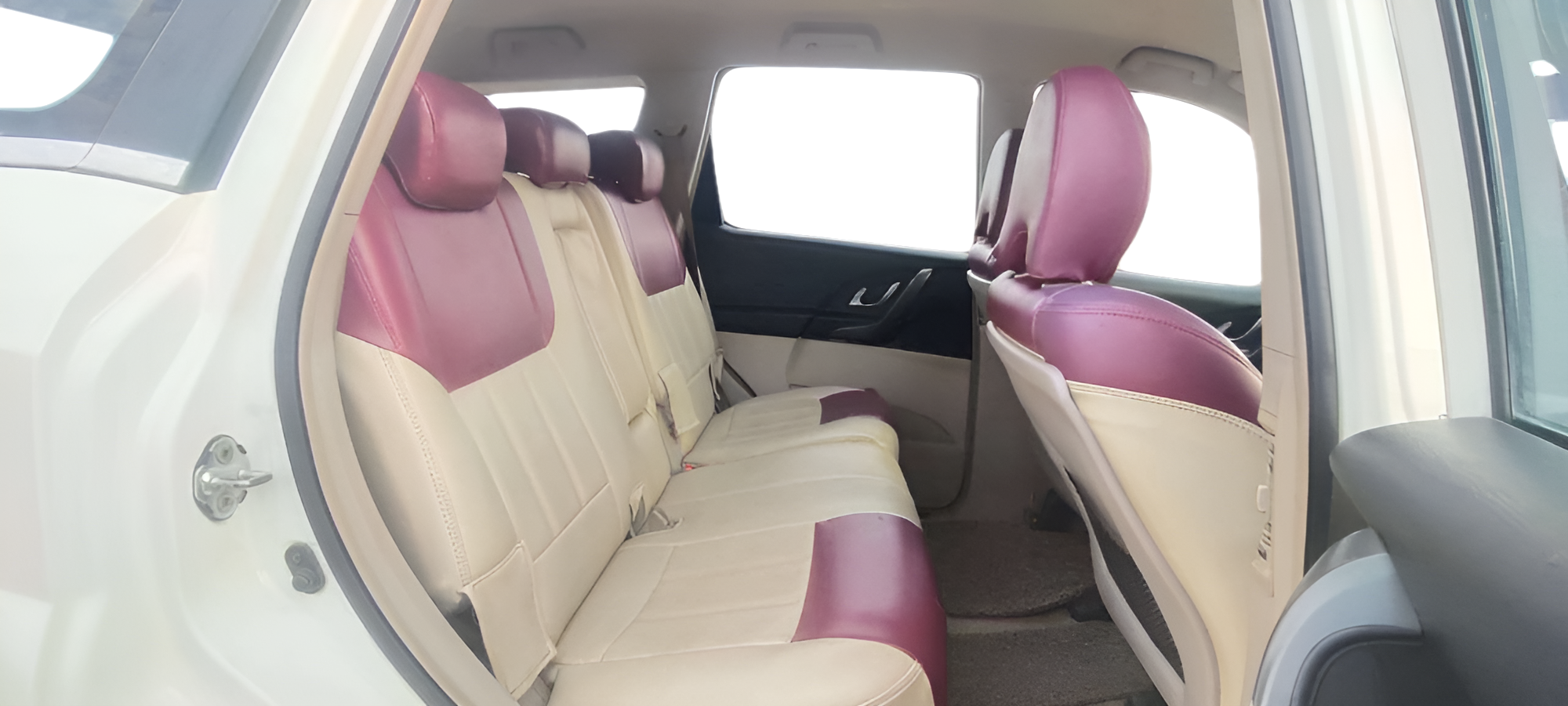 2017 Mahindra XUV500 W6, Diesel, Manual, 1,19,019 km, Right Side Rear Door Cabin