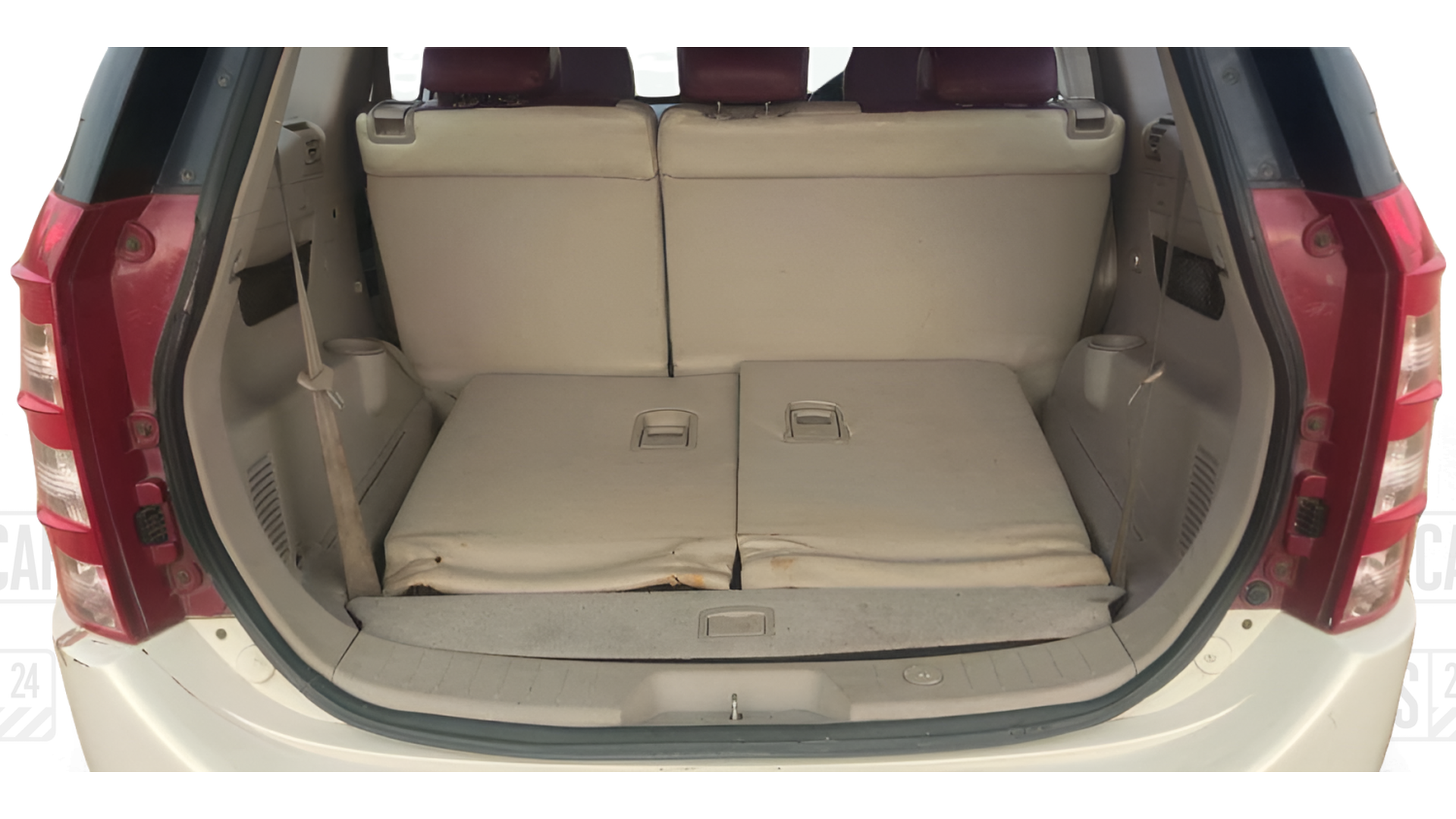 2017 Mahindra XUV500 W6, Diesel, Manual, 1,19,019 km, Boot Inside