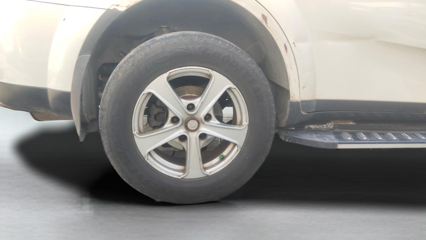 2017 Mahindra XUV500 W6, Diesel, Manual, 1,19,019 km, Right Rear Wheel