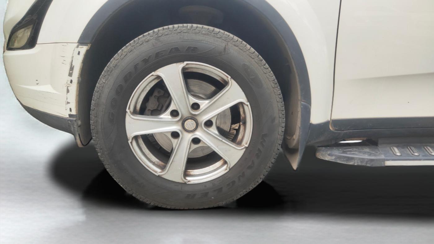 2017 Mahindra XUV500 W6, Diesel, Manual, 1,19,019 km, Left Front Wheel