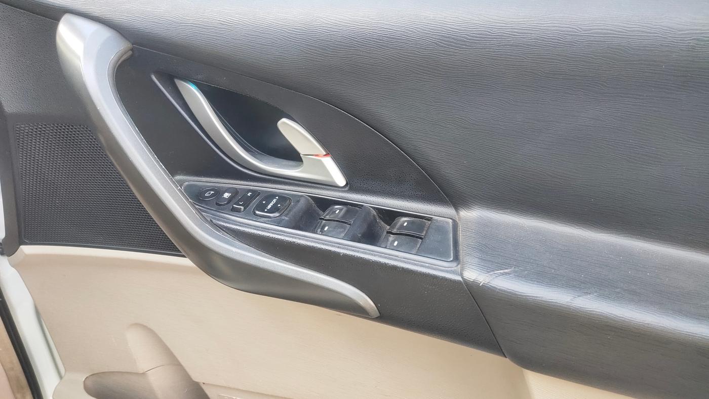 2017 Mahindra XUV500 W6, Diesel, Manual, 1,19,019 km, Driver Side Door Panel Controls