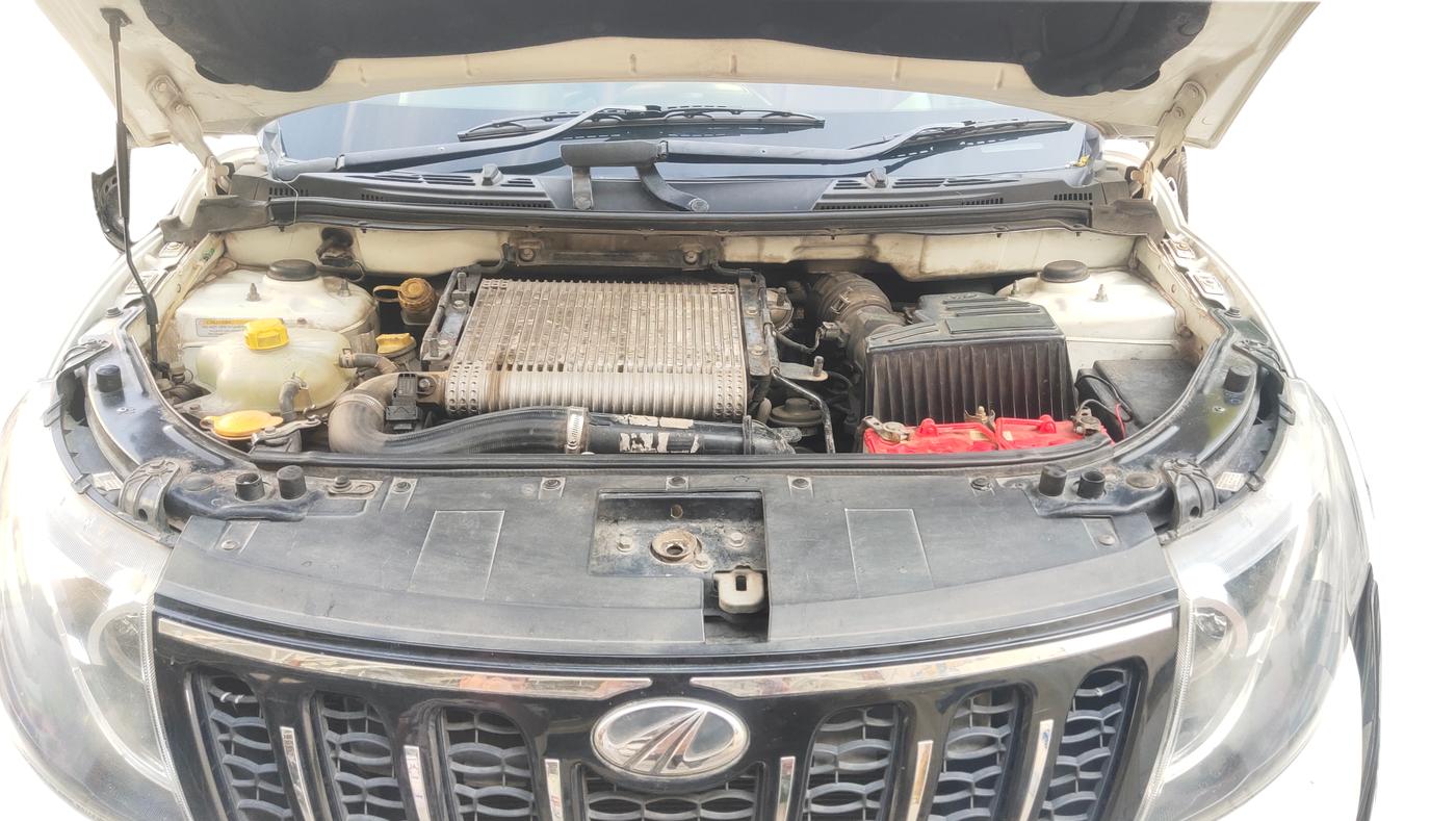 2017 Mahindra XUV500 W6, Diesel, Manual, 1,19,019 km, Open Bonnet