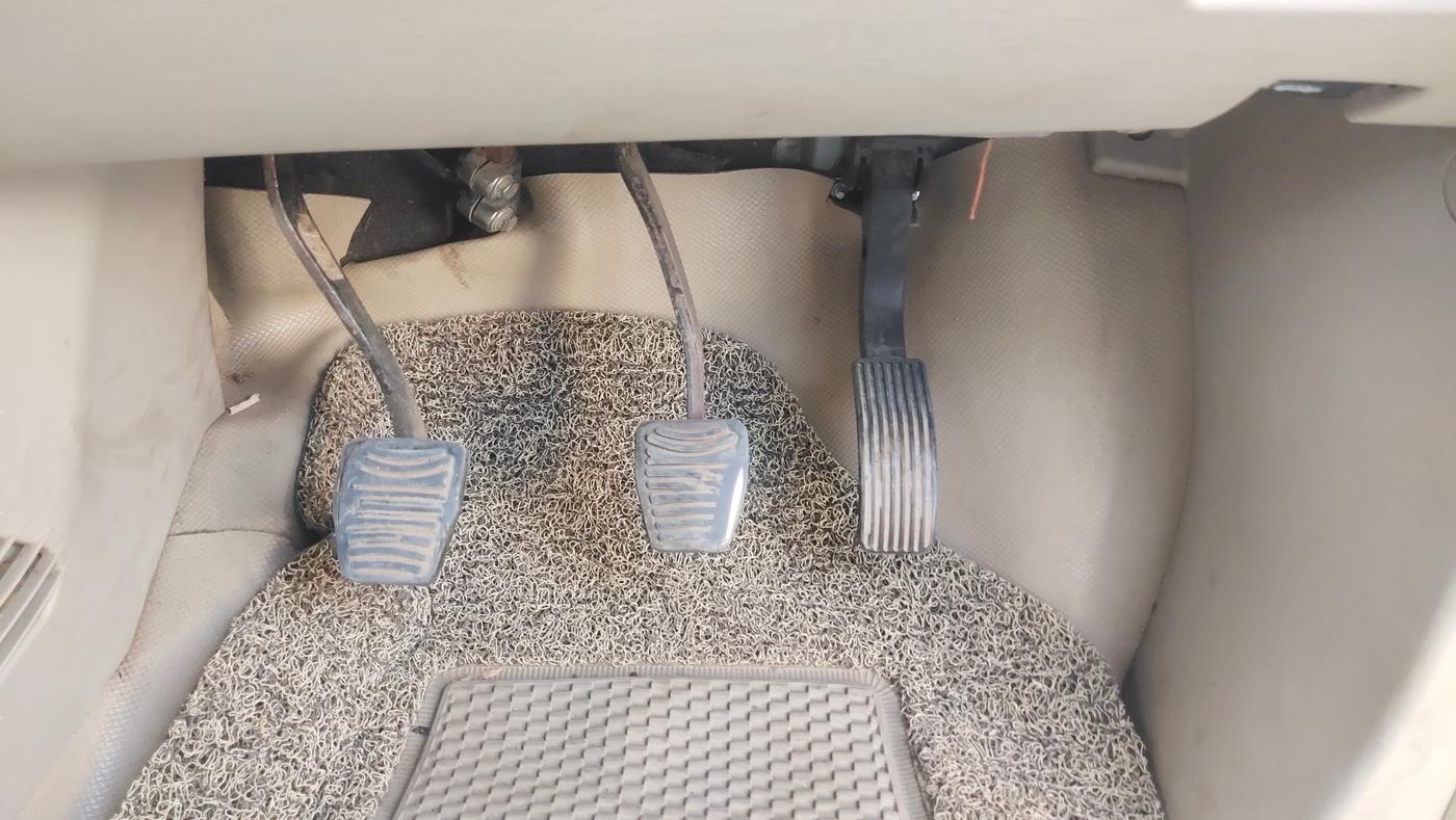 2017 Mahindra XUV500 W6, Diesel, Manual, 1,19,019 km, Pedals