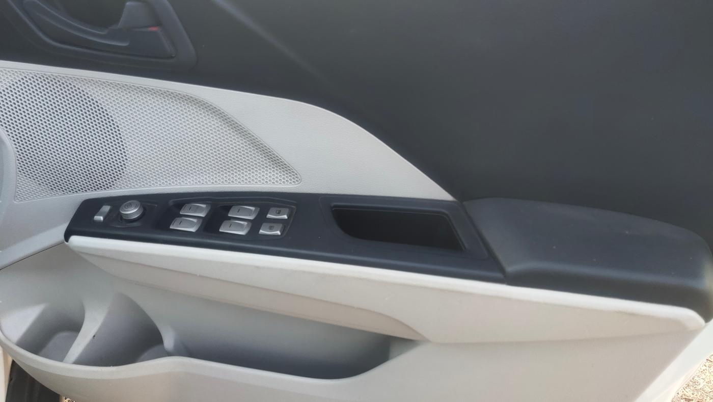 2023 Mahindra XUV300 W6 1.5 Diesel, Diesel, Manual, 95,412 km, Driver Side Door Panel Controls