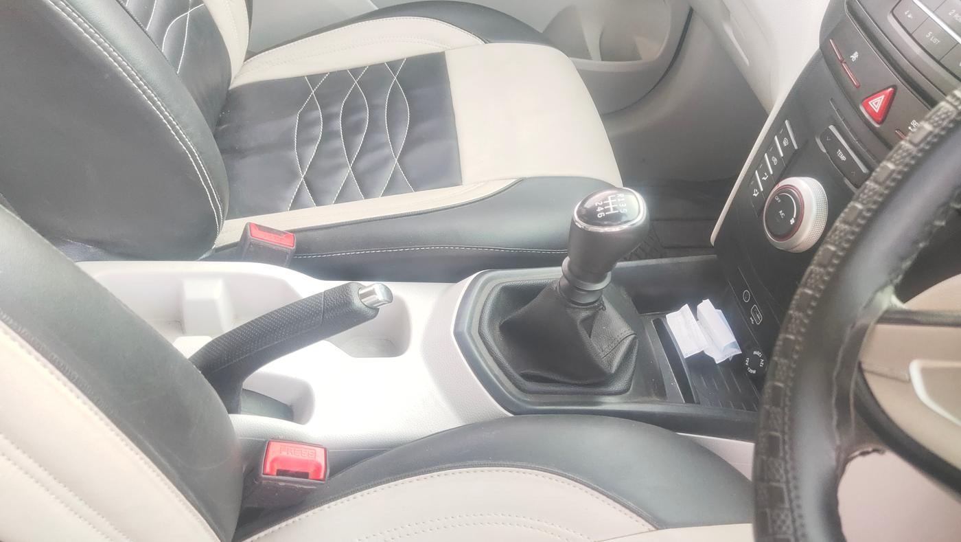 2023 Mahindra XUV300 W6 1.5 Diesel, Diesel, Manual, 95,412 km, Gear Lever