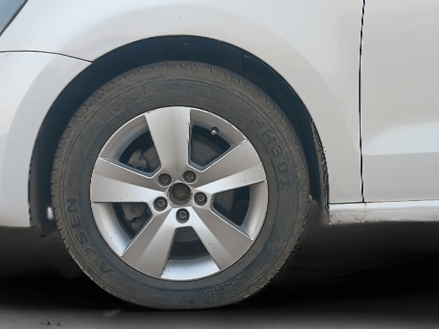 2012 Volkswagen Vento TRENDLINE DIESEL 1.6, Diesel, Manual, 47,000 km, Left Rear Wheel