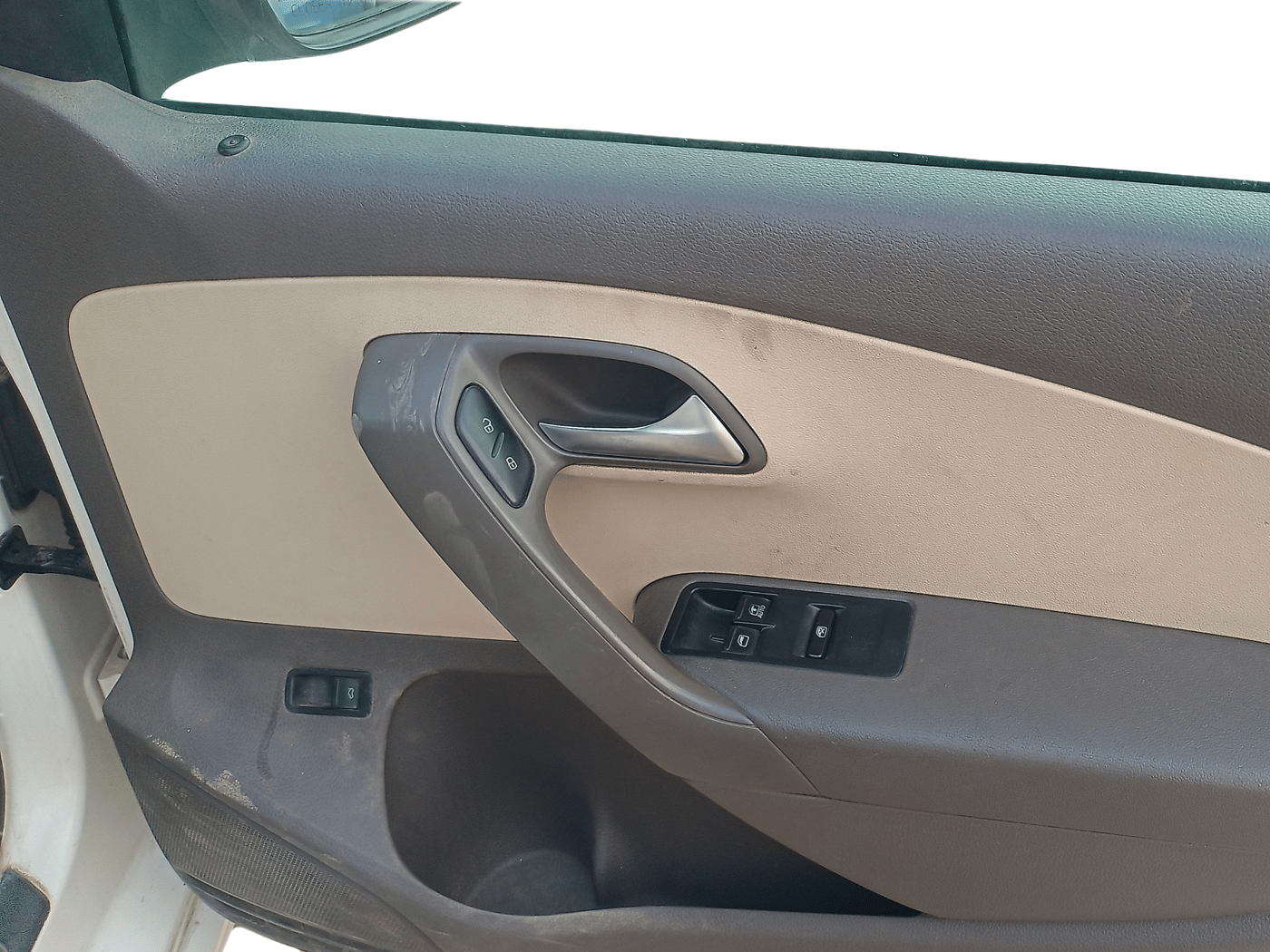 2012 Volkswagen Vento TRENDLINE DIESEL 1.6, Diesel, Manual, 47,000 km, Driver Side Door Panel Controls