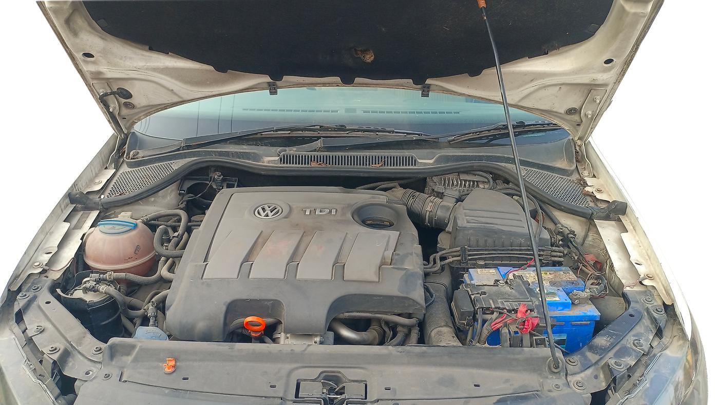 2012 Volkswagen Vento TRENDLINE DIESEL 1.6, Diesel, Manual, 47,000 km, Open Bonnet