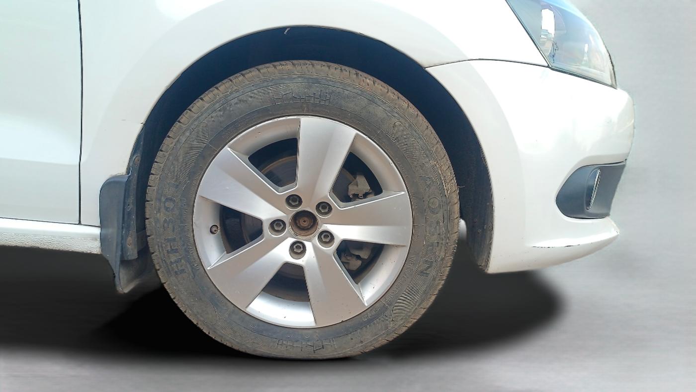 2012 Volkswagen Vento TRENDLINE DIESEL 1.6, Diesel, Manual, 47,000 km, Right Front Wheel