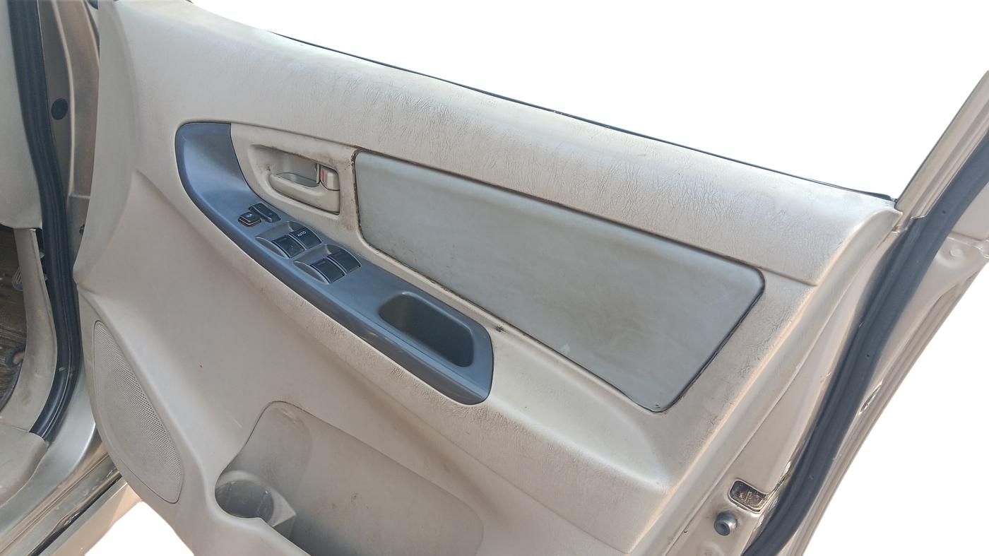 2010 Toyota Innova 2.5 G3, Diesel, Manual, 1,37,546 km, Driver Side Door Panel Controls