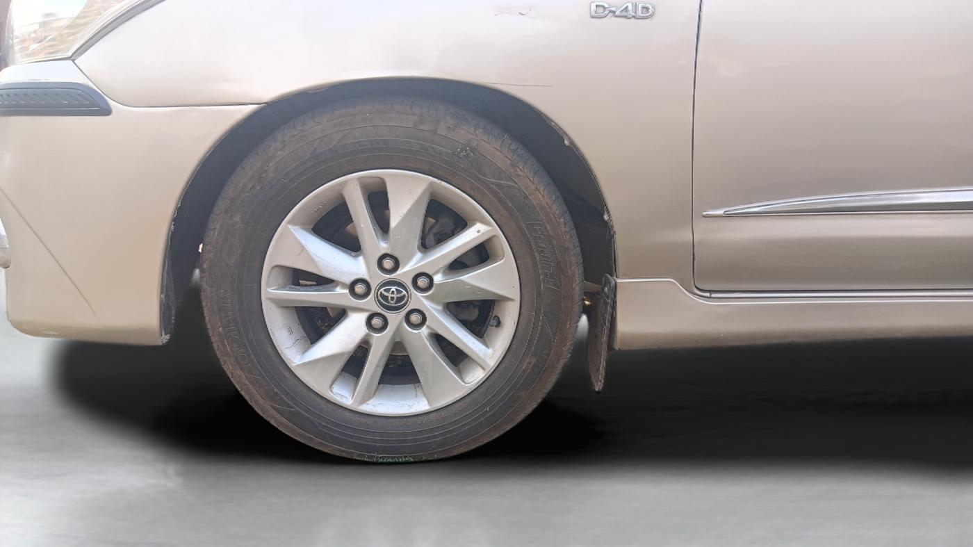 2010 Toyota Innova 2.5 G3, Diesel, Manual, 1,37,546 km, Left Rear Wheel