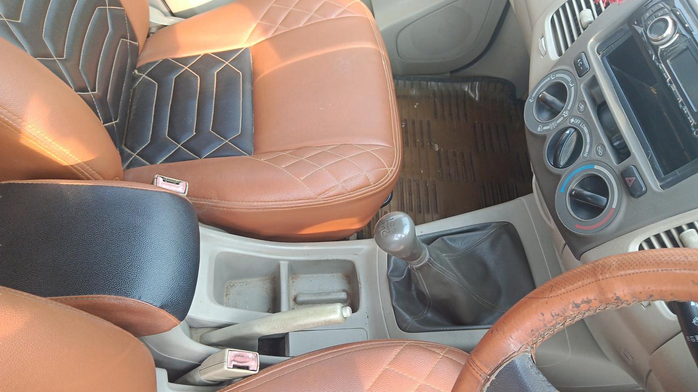 2010 Toyota Innova 2.5 G3, Diesel, Manual, 1,37,546 km, Gear Lever