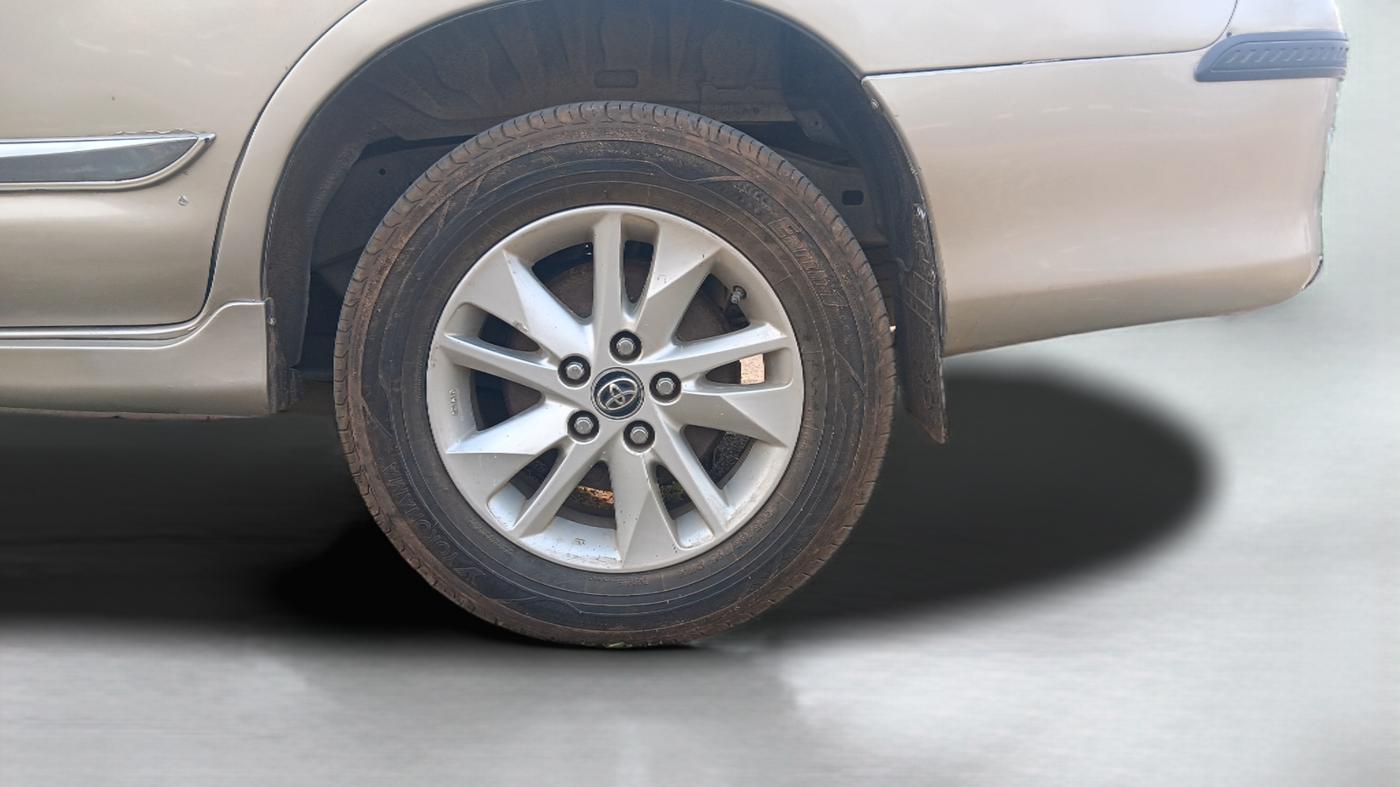 2010 Toyota Innova 2.5 G3, Diesel, Manual, 1,37,546 km, Left Front Wheel