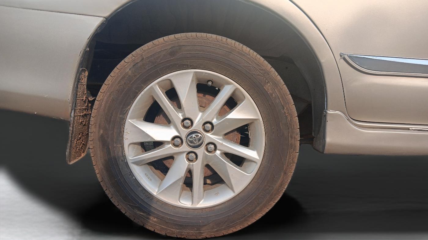 2010 Toyota Innova 2.5 G3, Diesel, Manual, 1,37,546 km, Right Rear Wheel